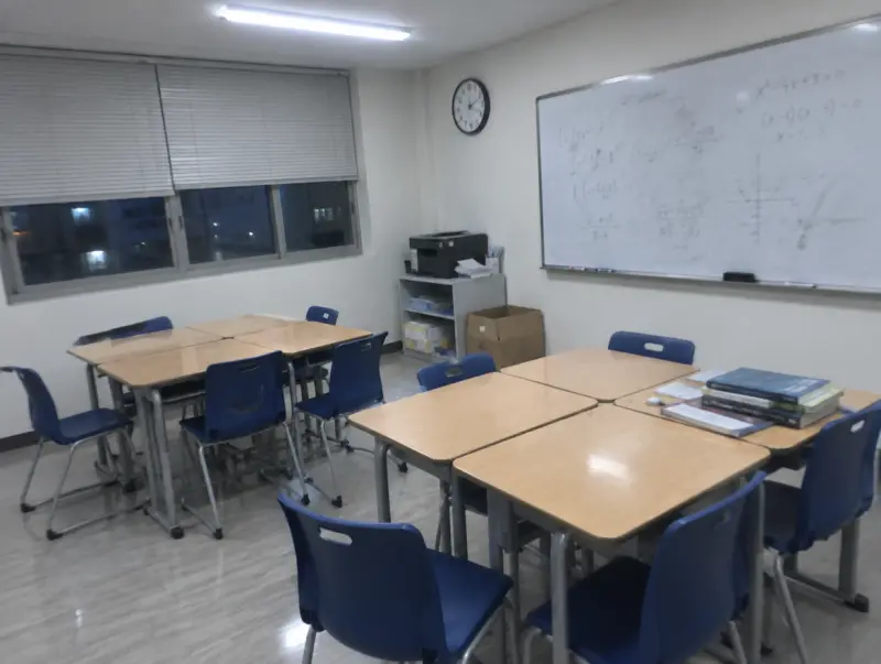 수업 끝난 교실 (가상 장면)