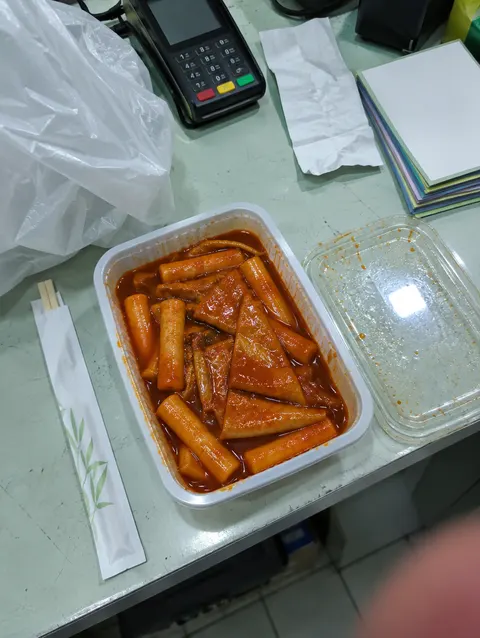 손님이 찍은 듯한 포장 봉투와 용기 (가상 사진)