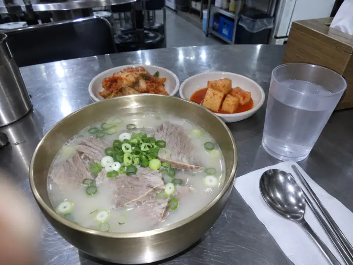 스테인리스 탁자에 나간 한우곰탕과 깍두기·김치